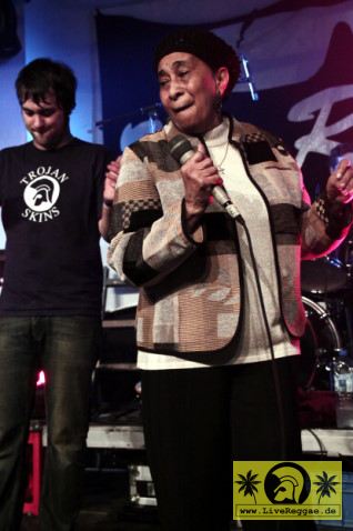 Doreen Shaffer (Jam) and The Moon Invaders - Tighten Up Festival - Volkspark, Halle 30. Januar 2010 (5).JPG